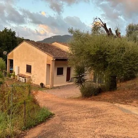 Paisible De Campagne Avec Piscine بيت للعطل