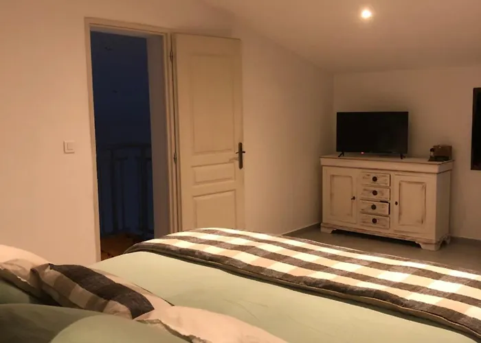 Paisible De Campagne Avec Piscine